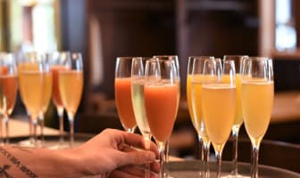 Verres de cocktails au champagne sur un plateau