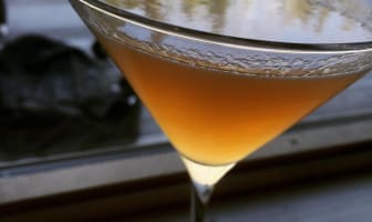 Verre de cocktail au Cointreau et au cognac, citron et orange