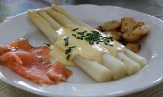 Assiette de saumon, asperges et sauce hollandaise