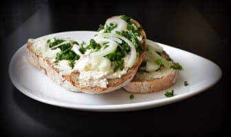 Sandwich fromage ail et fines herbes fait maison