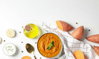 Assiette de purée de patates douces et patates douces