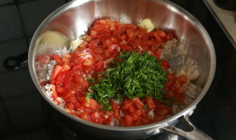 Tomates concassées dans une casserole 