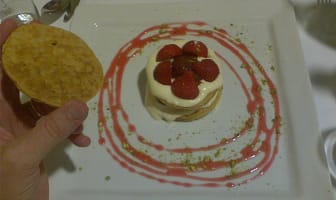 Millefeuille à la rhubarbe et son coulis de fraise Tagada