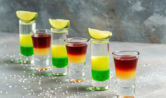 Verres de cocktails à étages de différentes couleurs