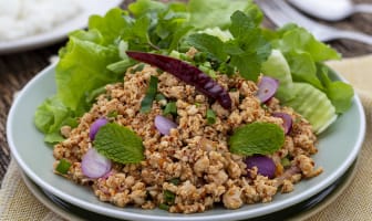 Assiette de laab kai et salade