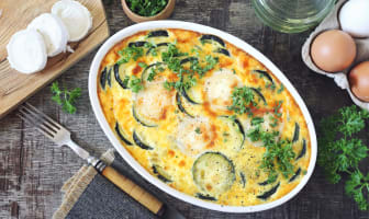 Plat de clafoutis de courgettes au fromage de chèvre