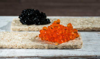 Caviar végétal rouge et noir sur crackers