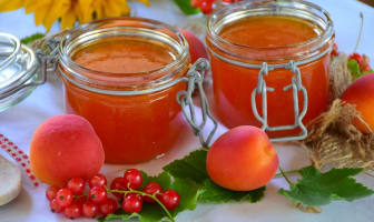 Pots de confiture d'abricots