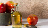 Flacon de vinaigre de cidre et pommes
