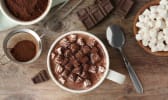 Une tasse de chocolat chaud avec mini guimauves