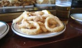 Assiette de calamars frits en tapas au comptoir