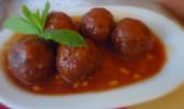 Meat ball en sauce et feuilles de menthe