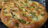 Focaccia aux olives et romarin