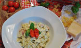 Assiette de farfalle, crème fraîche et tomates.