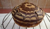 Gâteau zébré sur une grille