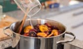 Cuisson de la confiture de prunes