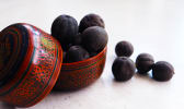 Citrons noirs ou limoo dans un bol perse