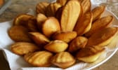 Madeleines sur assiette blanche