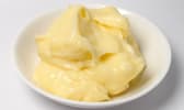 Crème pâtissière dans une assiette blanche