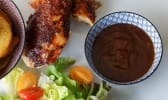 Bol de sauce BBQ avec poulet fumé et salade