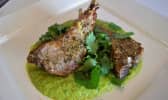 Purée de petits pois , carottes, haricots mange-tout au cumin et curry et côtelettes d'agneau grillées
