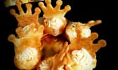 Galette des rois comme une couronne glacée à la bergamote