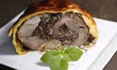 Gigot d'agneau en croûte farci aux olives et basilic