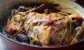 Gigot d'agneau de Pâques cuit au foin