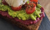 Tartine houmous de betterave, avocat et oeuf mollet