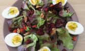 Salade verte à la betterave, poivron, noix et oeufs durs