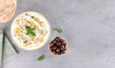 Bol de labneh, à l'huile d'olive, au zaatar, à la menthe fraîche, aux olives et servi avec du pain pita