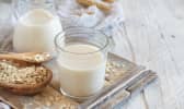 Verre de lait et flocons d'avoine