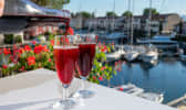 2 flutes de kir royal sur table blanche