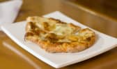 Cheese naan découpé en morceaux