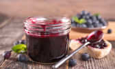 Confiture de mytilles dans un pot et sur tartine
