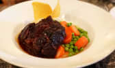 Daube de boeuf, petits pois et carottes
