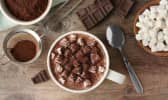 Une tasse de chocolat chaud avec mini guimauves