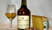 Verre de vin jaune, fromage comté et noix