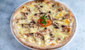 Une pizza blanche crème raclette