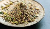 Mélange dukkah sur assiette