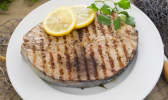 Steak de thon grillé