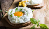 Oeuf nuage sur toast