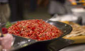 Sauce salsa dans une assiette pour l'apéritif
