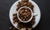 Grains de café dans une tasse