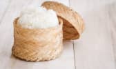 Riz gluant dans un panier en bambou