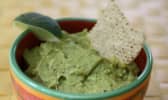 Gros plan sur un bol de guacamole avec citron vert et nachos
