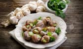 Escargots de Bourgogne au beurre persillé, têtes d'ail et persil frais