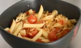 Penne avec tomates cerises, oignon et ail.