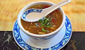 Soupe chinoise servie dans une tasse en porcelaine