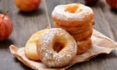 Beignets aux pommes et pommes sur table bois